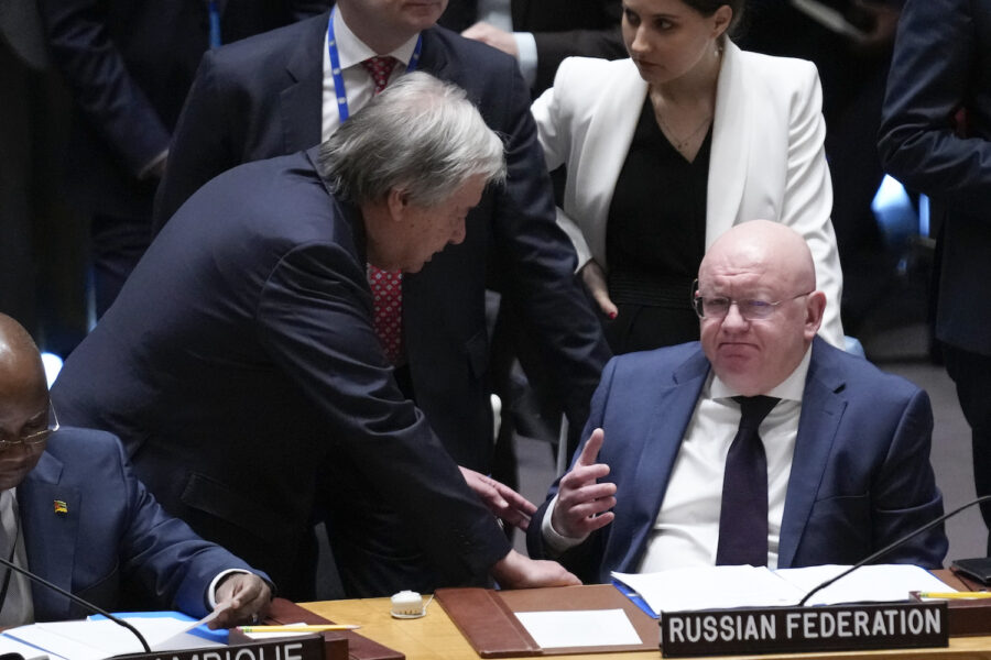FN:s generalsekreterare António Guterres talar med Rysslands FN-sändebud Vasilij Nebenzia inför ett möte med säkerhetsrådet förra helgen.