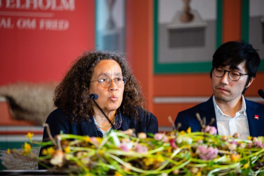 Neta C Crawford, professor i internationella relationer vid Oxford universitet och Nan Tian, forskare vid Sipri, under fredssamtalen i Kastelholm 2023.