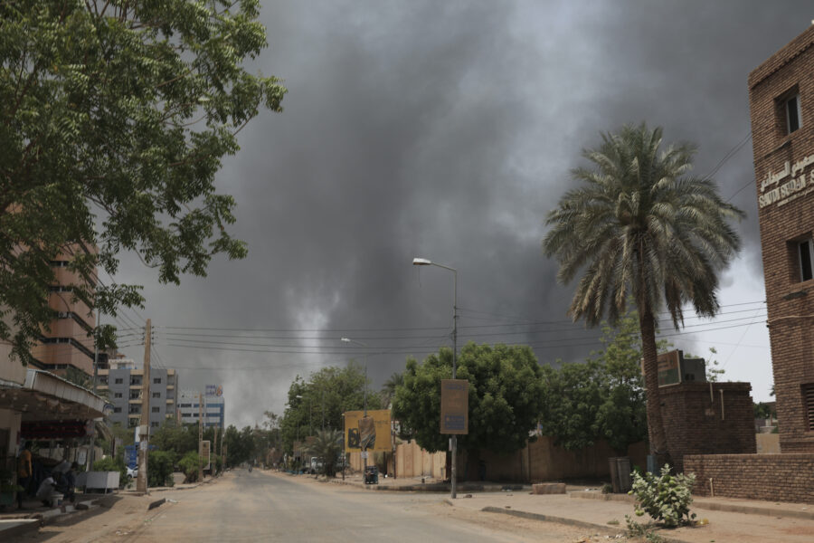 Rök stiger över huvudstaden Khartum efter att våldsamheter bröt ut den 15 april.