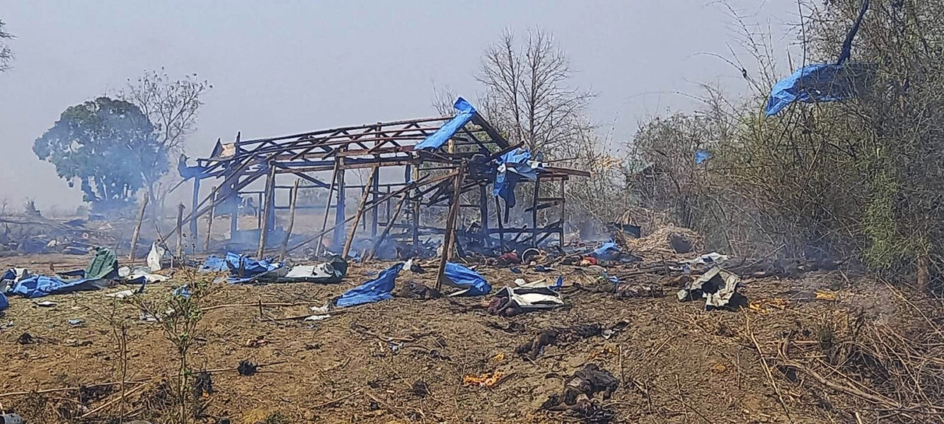 Den här bilden, som spridits av lokala aktivister, visar förstörelse i Pazigyi efter flyganfallen.
