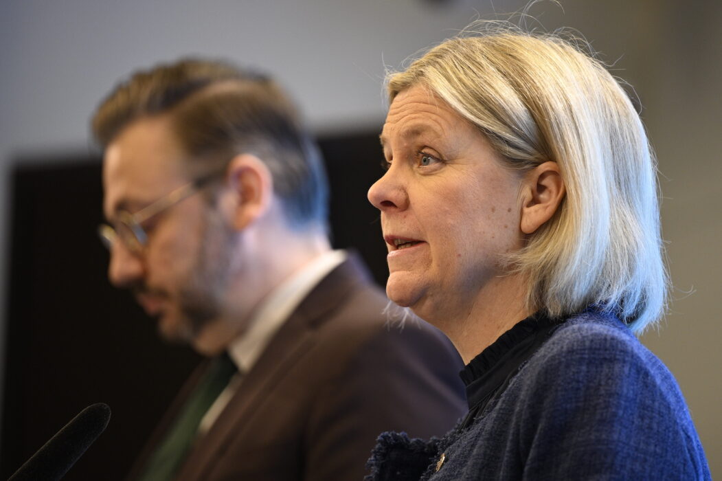 Socialdemokraternas partiledare Magdalena Andersson och Centerledaren Muharrem Demirok på en gemensam pressträff.