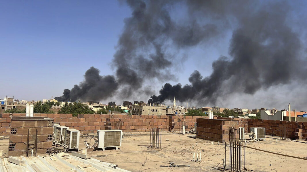 Svart rök över huvudstaden Khartum under fredagen.