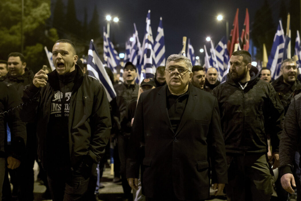 Ilias Kasidiaris ropar ut slagord brevid Gyllene grynings ledare.