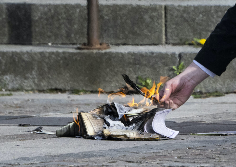 En koranbränning vid den högerextreme politikern Rasmus Paludans torgmöte i Västerås i maj förra året.