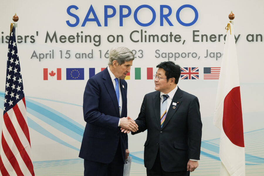 John Kerry, USA:s klimatsändebud, skakar hand med Japans miljöminister Akihiro Nishimura i samband med mötet i Sapporo i norra Japan.