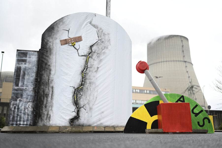En installation med ett trasigt kärnkraftverk och en spak för avstängning, utanför Emsland-reaktorn innan den kopplades bort på lördagen.