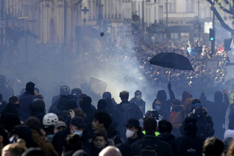 Demonstranter och polis drabbar samman i Paris.