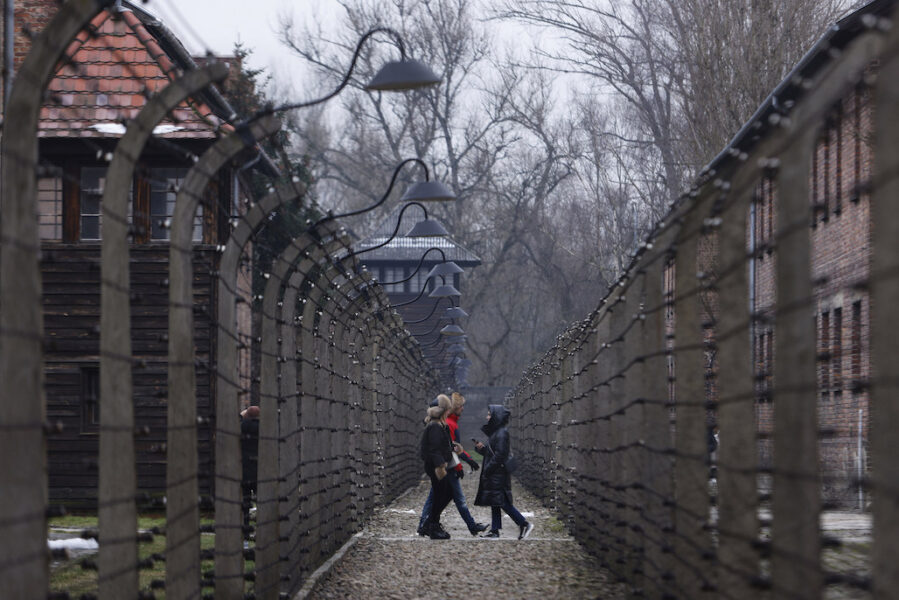 Omkring 1,1 miljoner människor uppskattas ha mördats i koncentrationslägret Auschwitz-Birkenau, merparten judar.