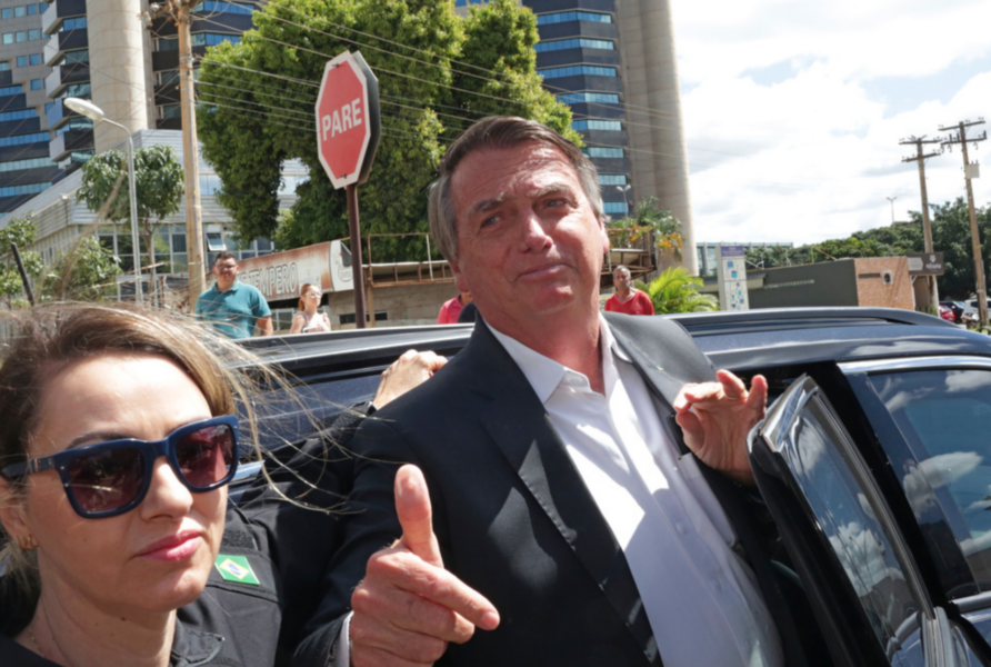 Brasiliens expresident Jair Bolsonaro lämnar polishögkvarteret i Brasilia efter onsdagens förhör.