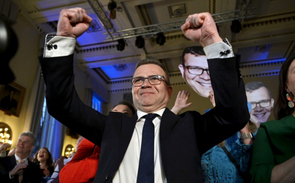 Samlingspartiets partiledare Petteri Orpo jublar på valvakan.