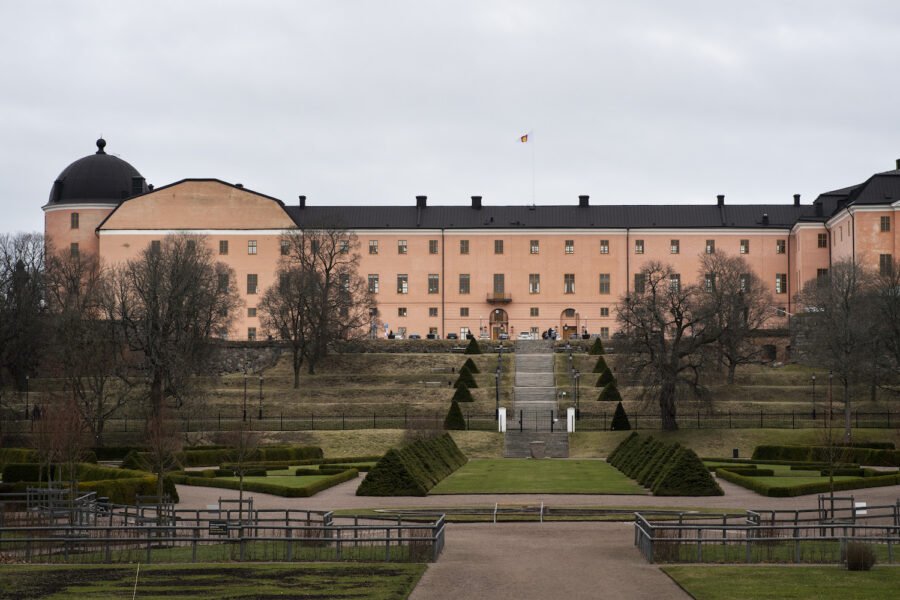 Middagen som ska hållas ikväll på Uppsala slott blir ett tillfälle att visa upp miljörörelsens bild av svensk skogspolitik, menar Greenpeace som anordnar en manifestation.