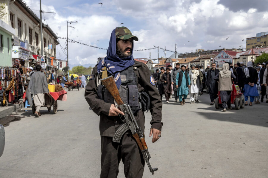 Talibansoldat håller vakt.