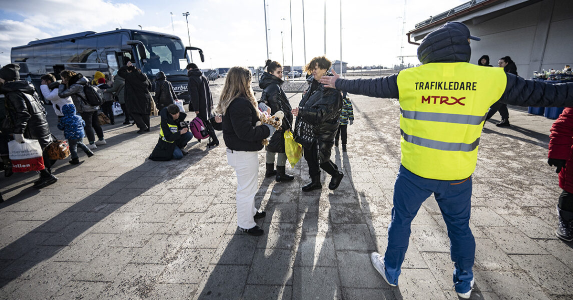 Mars 2022, några hundra flyktingar har kommit fram med färjan till Karlskrona och väntar på att åka vidare med buss.