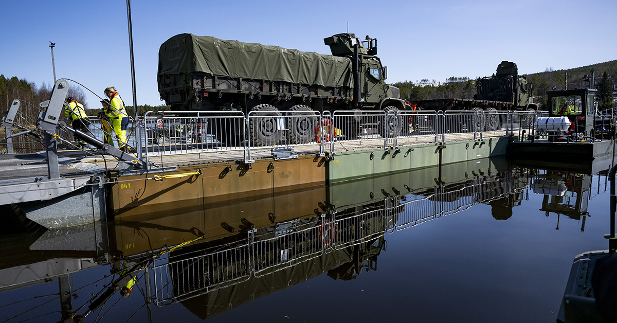 Militärövningen Aurora är i full gång och amerikanska stridsfordon körs över Ljusnan på en provisorisk färja.