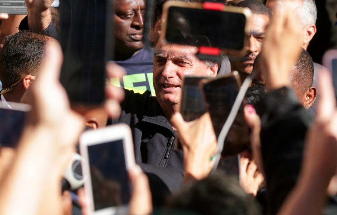 Jair Bolsonaro vinkar till sina anhängare vid återkomsten från USA i förra veckan.