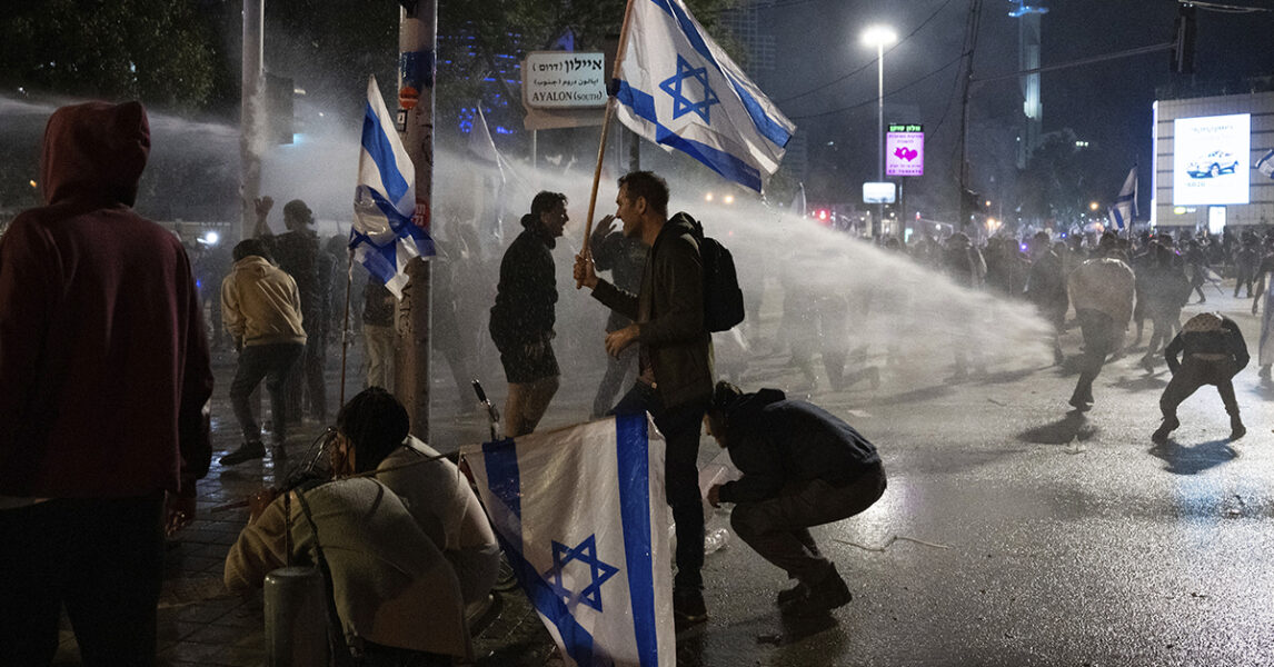Protesterna på Israels gator handlar inte om finansministerns förnekande av palestiniernas existens, skriver Gert Andersson, Kerstin Dahlberg och Rolf Björnsson.