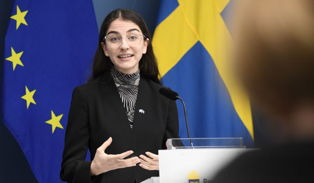 Klimat- och miljöminister Romina Pourmokhtari (L) i samband med onsdagens pressträff som handlade om EU:s klimatpaket, men där ministern fick flera frågor om hur Sverige ska kunna göra verkstad av det som beslutats på EU-nivå.