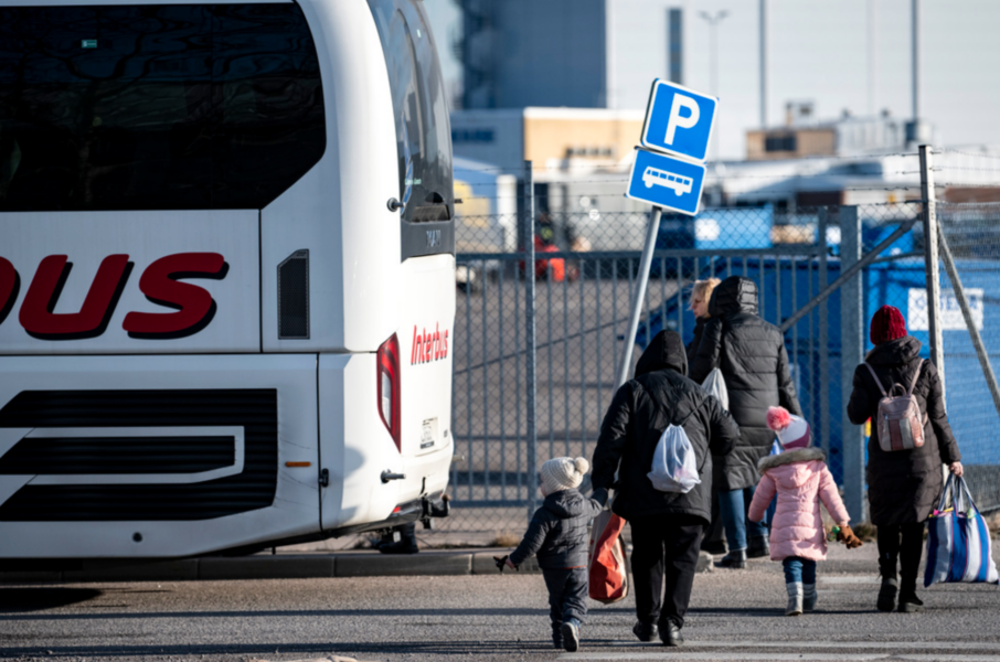 Ukrainska flyktingar på väg mot väntande bussar efter ankomst till hamnen i Karlskrona.