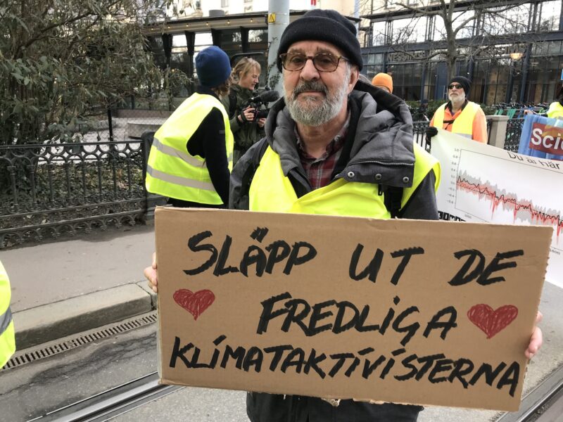 Efter att 17 klimataktivister greps i måndags har Återställ våtmarkerna arrangerat dagliga sympatidemonstrationer Stockholms kungsträdgård.