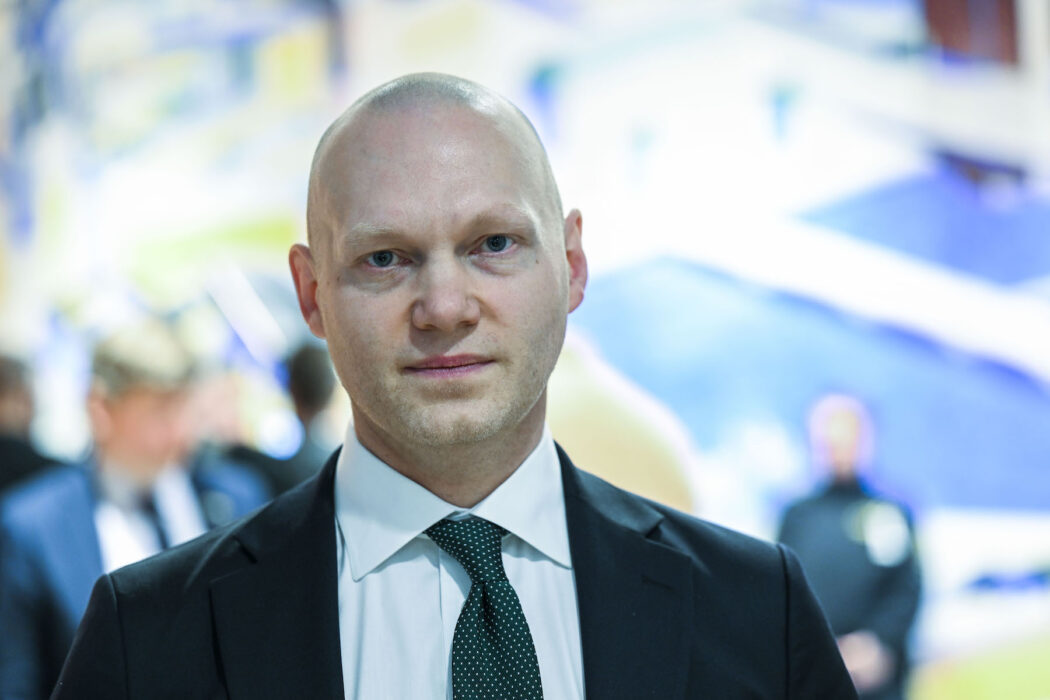 Finansmarknadsminister Niklas Wykman (M) arbetar med direktiven till en utredning om politiska partier och lotterier, något som allra mest kommer att beröra Socialdemokraterna.
