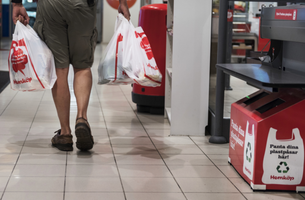 Pristet på plastpåsar höjdes i många butiker från runt 3 kronor till 7 kronor efter att skatten infördes.