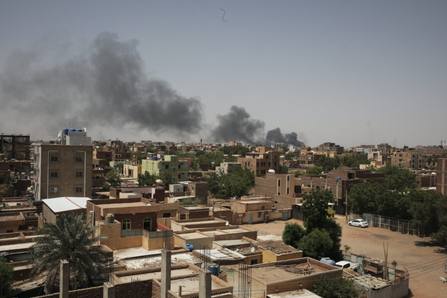 Rök ses stiga från Sudans huvudstad Khartum på lördagen.