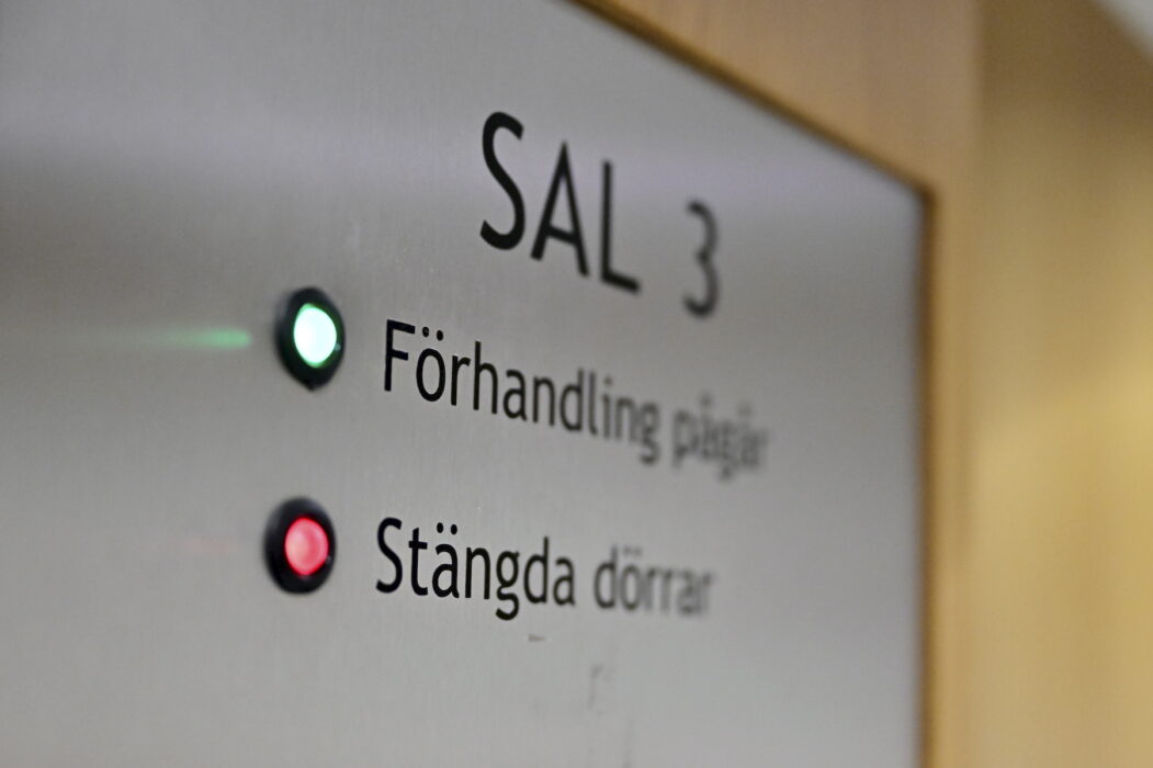 Vid förhandling i tingsrätt deltar tre nämndemän under ledning av en juristdomare, rättens ordförande.