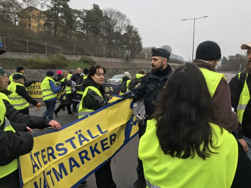 Aktivisterna som under måndagen gick i en långsamtgående demonstration i Stockholm har blivit anhållna för sabotage.