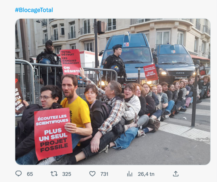 Demonstranter med en banderoll med texten "Totalt, ni är ekoterroristerna" vid TotalEnergies bolagsstämma i Paris.
