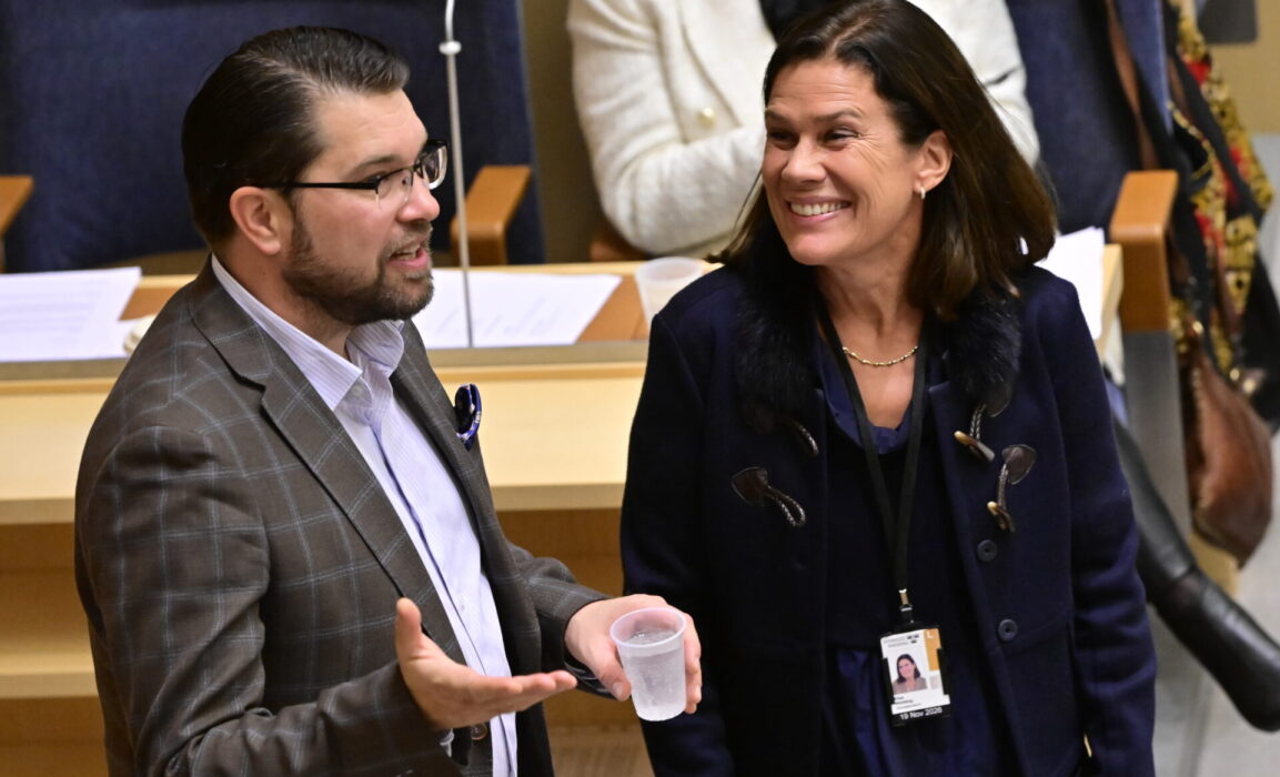 Partiledare Jimmie Åkesson (SD) i samspråk med partikamraten och riksdagsledamoten Elsa Widding.