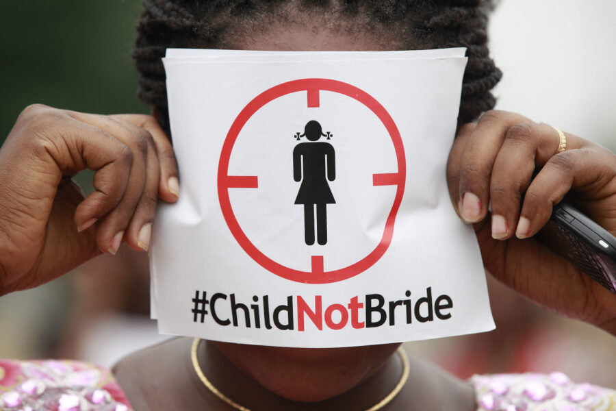 En kvinna i Lagos, Nigeria, protesterar mot barnäktenskap.