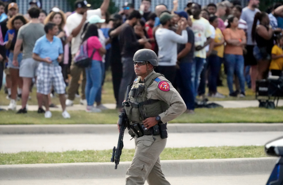 Människor evakuerades av polis från köpcentret i Allen i Texas efter lördagens massaker.