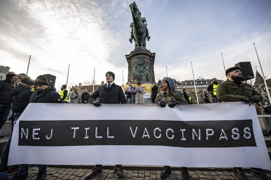 Ska Miljömagasinet bli en plattform för konspirationistiska antivax-partiet Mod? Bild från partiets demonstration mot vaccinpass i Malmö 2022.