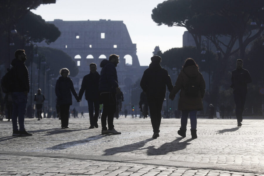 Fotgängare i Rom i januari 2020 när den italienska stadens borgmästare begränsade biltrafiken under några dagar för att bekämpa luftföroreningar.