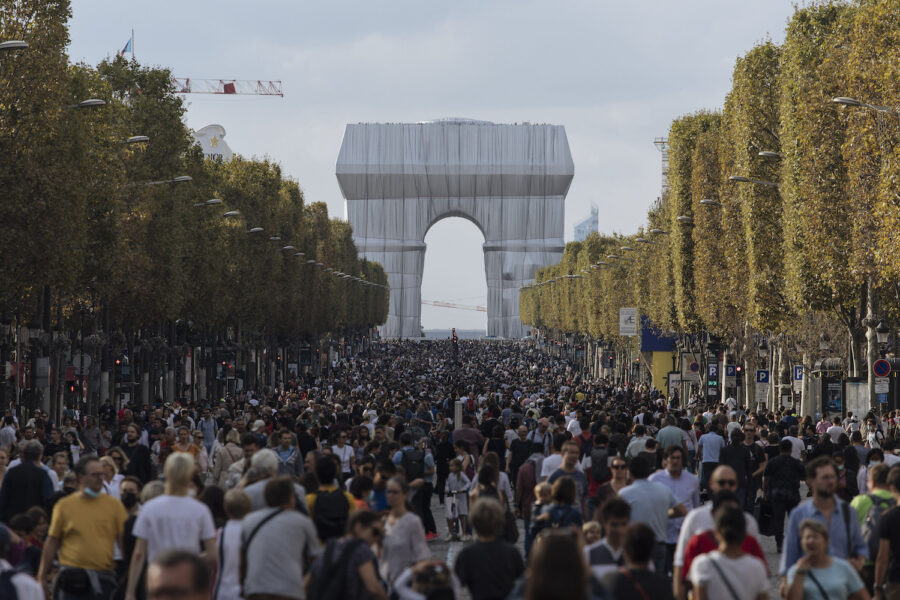 Fullt av människor på Champs Elysee i Paris är inte den vanligaste synen.