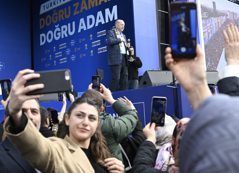 Anhängare tar selfies när Turkiets president Recep Tayyip Erdogan håller ett valtal i Ankara.