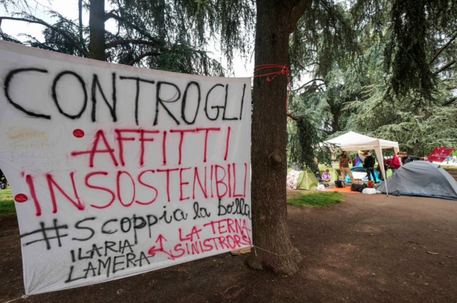 "Mot ohållbara hyror" står det på en banderoll som satts upp vid Politecnico di Milano, Italiens största universitet för teknik, arkitektur och design.