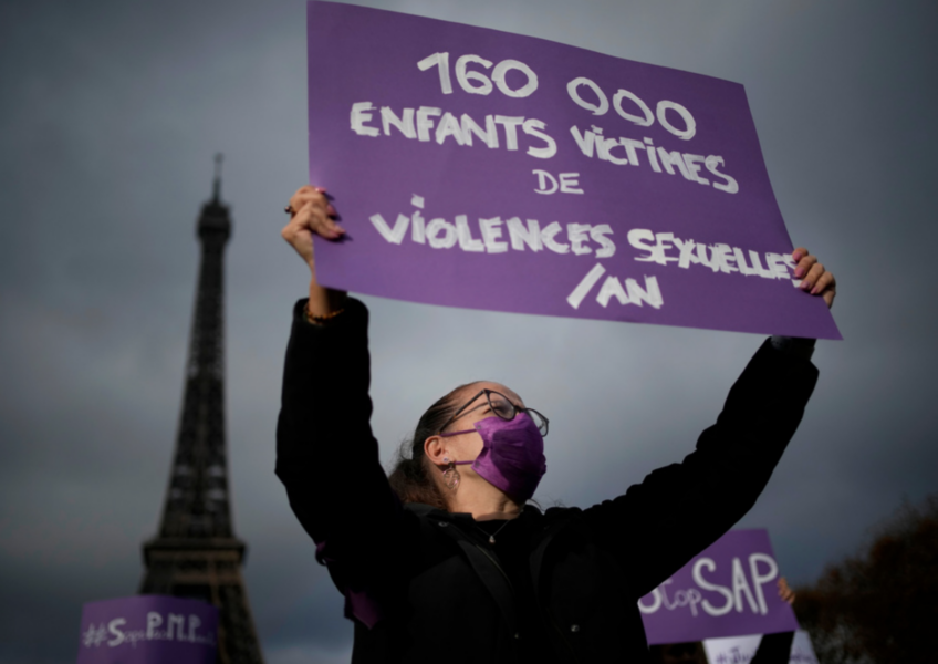 En kvinna demonstrerar i Paris 2021 mot sexuella övergrepp på barn.