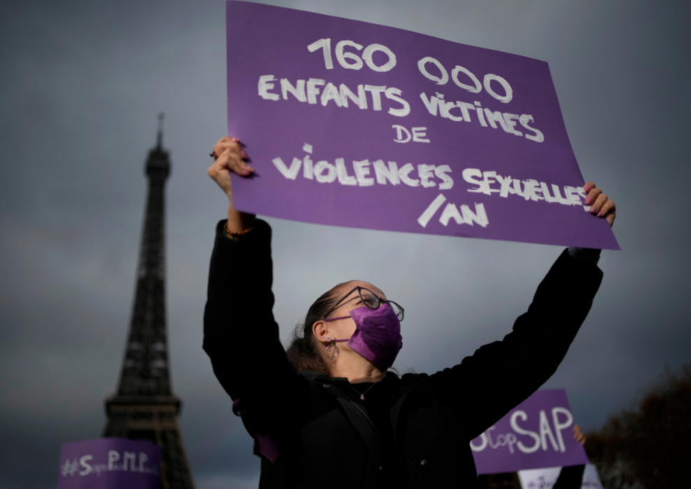 En kvinna demonstrerar i Paris 2021 mot sexuella övergrepp på barn.