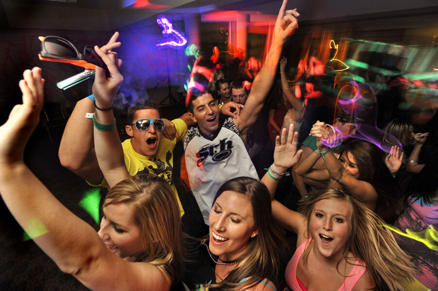 Studenter dansar på Holiday Inn i Palms Springs, USA.