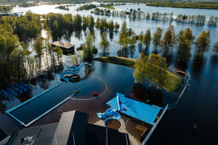 Översvämningar vid Ekobadet i Övertorneå.