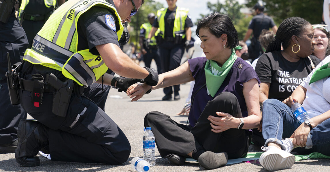 Kongressledamoten Judy Chu från Kalifornien låter sig gripas under en civil olydnadsaktion för rätten till abort i Washington i juni 2022.