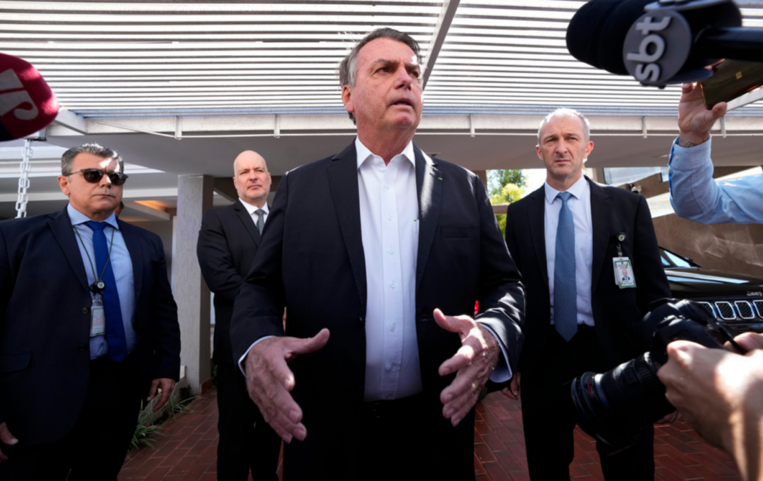Brasiliens expresident Jair Bolsonaro talar till journalister efter att hans bostad genomsökts av den federala polisen.