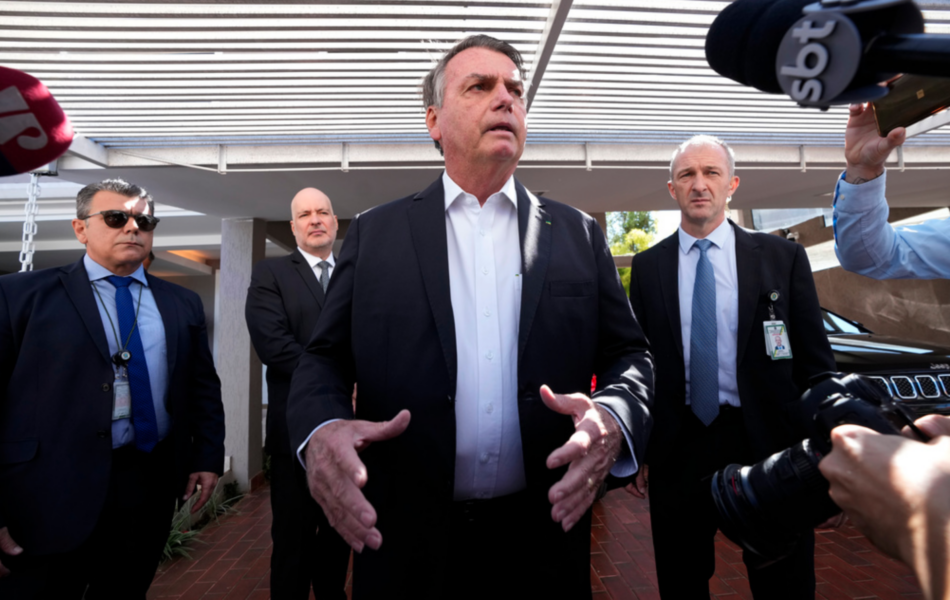 Brasiliens expresident Jair Bolsonaro talar till journalister efter att hans bostad genomsökts av den federala polisen.