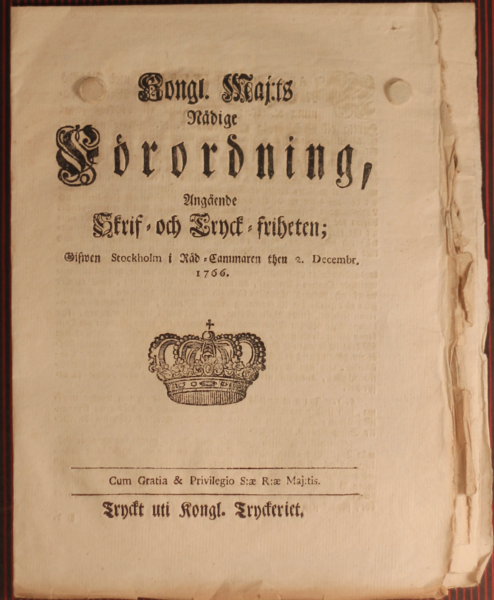 Oskuret original av Tryckfrihetsförordningen från år 1766 (designad och tillverkad av Mats Elzén).