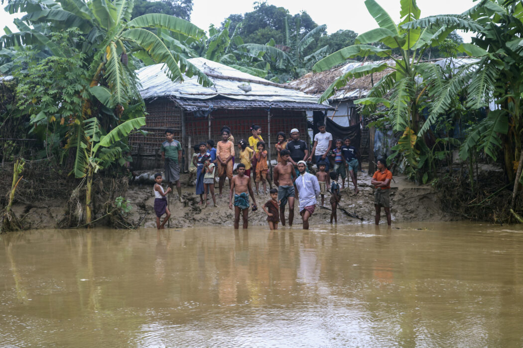 Rohingyer i ett flyktingläger i Kutupalong i Bangladesh under en översvämning i juli 2021.