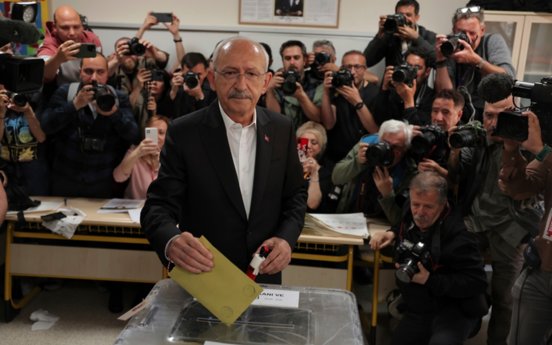 Oppositionsledaren Kemal Kiliçdaroglu lägger sin röst i söndagens val.