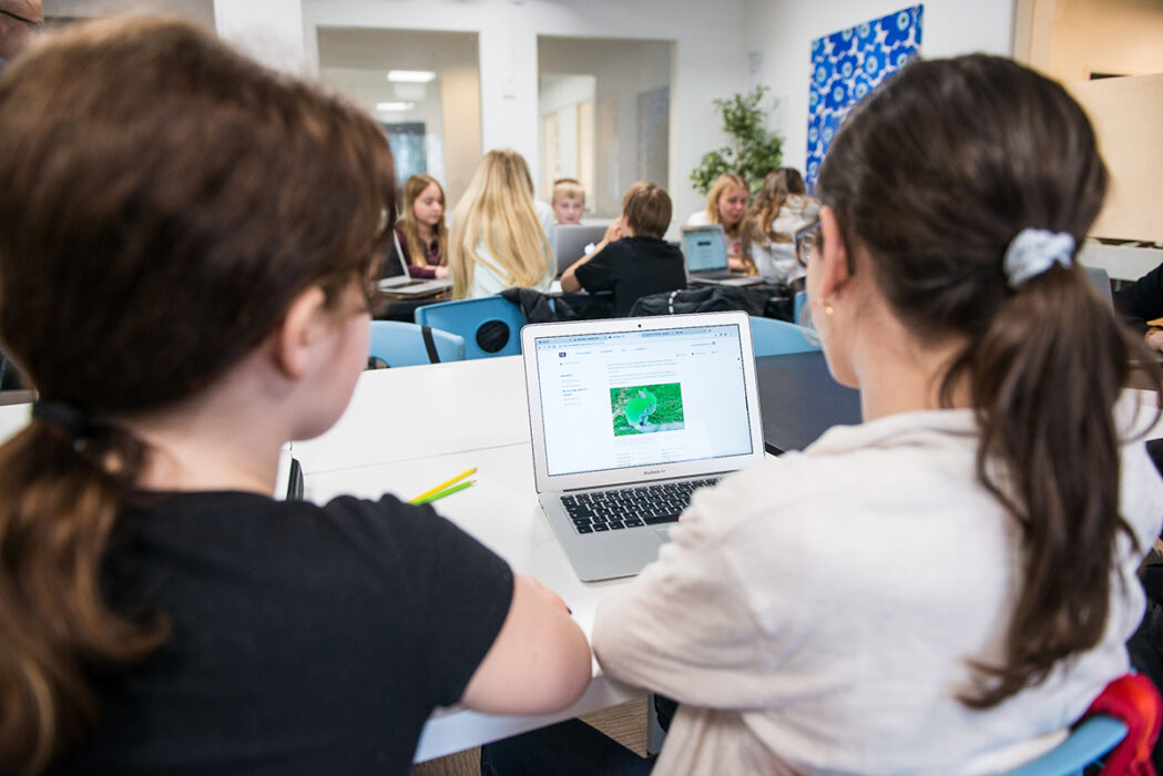 Att hålla skolor stängda tycks inte ha påverkat spridningen av coronaviruset under pandemin enligt en rapport.