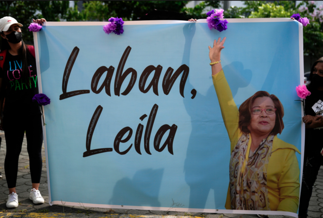 "Kämpa Leila" – Leila de Limas anhängare samlades utanför domstolen i Muntinlupa.