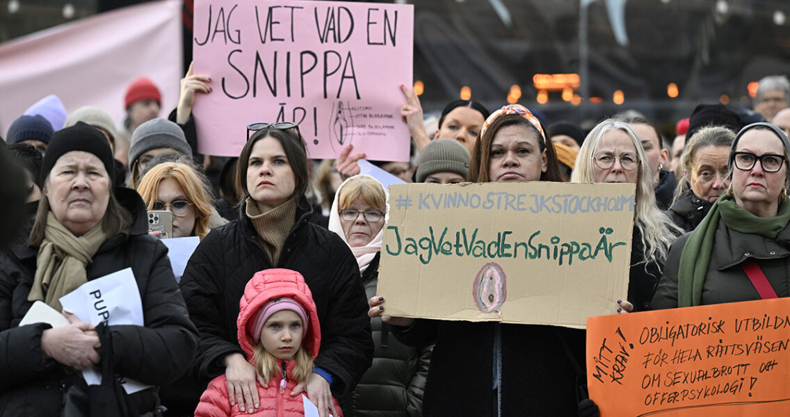 Demonstranter i Stockholm protesterar mot den så kallade snippadomen i Göteborg, där en man frikändes från åtal för våldtäkt.
